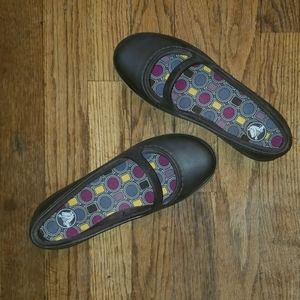 Women's 6/7 chocolate brown Mary Jane Crocs flats